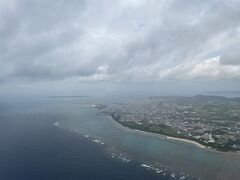 関西国際空港から2時間半ほどで石垣島が見えてきました。
左側に見える島は、竹富島です。
関西国際空港出発の時は晴れで石垣島も予報は晴れでしたが、曇ってます。