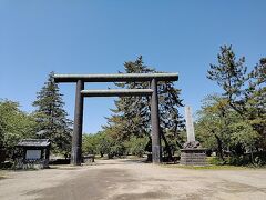 弘前公園内に、青森県護国神社があります。