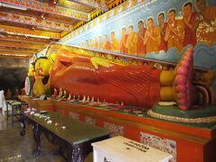 本堂に横たわる極彩色の涅槃像。
塗り替えには「浅草寺」の援助もあったとか。
涅槃像といっても足の親指が揃っている場合は単なる寝姿だそうです。