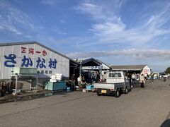 5月3日
行けば美味しい朝ごはんにありつけるだろうと一色の市場へ
が！ガチで海産物を買いに来ている人ばかり…
愛知の人めっちゃ海産物好きなん？！とびっくりしながら退散