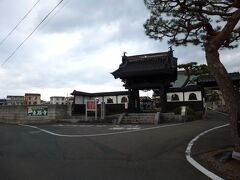 三ッ石神社のすぐ西側に東顕寺があります。