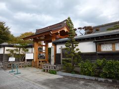 更に石畳を清養院があります。宮沢賢治が旧盛岡中学校在学中、下宿していたと言われているお寺です。