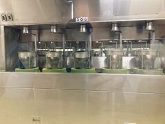 暗闇の中で回る石臼
変色を防ぐためだそうです
見学の時だけ灯りをつけるらしい