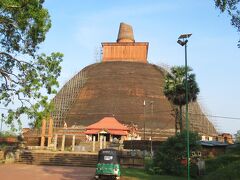 博物館のすぐ近くに在る「ジェータワナ  ラーマヤ（Jethawana  ramaya）」
3世紀に建造、直径95m、高さ71m。