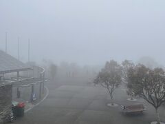 。。。。想像通り、霧で真っ白。
何も見えないわ。



