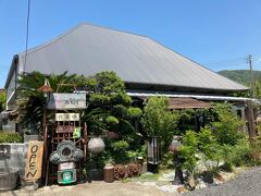 鋸山を降りて、海岸沿いの国道を歩いて保田駅に向かう途中で昼食
古民家を改装したオシャレな内装のお店