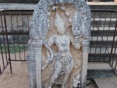 近くの遺跡には緻密な彫刻の「ラトゥナ・プラサーダ（Rathna Prasadaya）」のガードストーン。
やはり柵の中です。