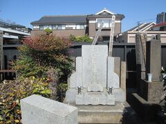 勝興寺島津保次郎の墓　大正から昭和時代にかけての映画監督で、サラーリーマンや庶民の日常生活を描く小市民映画を得意とした。門下生には木下恵介、谷口千吉、五所平之助等がいる