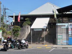 バイクの聖地とも呼ばれている道の駅かもがわ円城ですが、さすがに平日ということもあったためか、バイクは一台も駐車してなく車も数台しか駐車していませんでした。