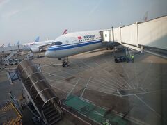この旅2つ目の飛行機はA350。
航空券を買った時点では、2-4-2のA330の予定だったが、突然変わっていたので、慌てて、座席を通路から2席に変更した。
上海－ロンドン　エアチャイナなら、ロシア上空を飛んでいくので、中東を飛んでいく会社よりも2時間程度、所要が短い。