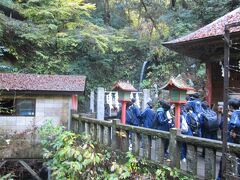 琵琶滝とお堂　かっては、修験者が修行に入る前に、琵琶滝で滝垢離を行い、心身を清めるという前行を行っていました。現在では、水行体験ができる道場にもなっています