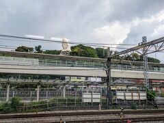横浜駅から江の島へ向けて出発。
先ずはJR線で藤沢駅まで移動。
車内から大船駅の辺りで大船観音が観えました。
