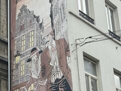 ルクセンブルグからベルギー　ブリュセルまではすぐで　今回のホテル
Holiday Inn Express Brussels  は階段でスーツケースを運ぶなんてことはなく
ほっと胸をなでおろす

さて街歩き　こんな壁画がおしゃれだね
