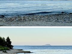 ［写真上］
宮津湾に面した穏やかなビーチ
宮津市黒崎から，遠景には舞鶴市方面まで見渡せます。

［写真下］
若狭湾に浮かぶ舞鶴市の沓島（左）と冠島（右）
冠島（かんむりじま）は1924(大正13)年12月9日，「オオミズナギドリ繁殖地」として，日本で最初に国の天然記念物に指定されました。沓島（くつじま）も「ウミネコ・ヒメクロウミツバメの繁殖地」として，舞鶴市の天然記念物になっています。