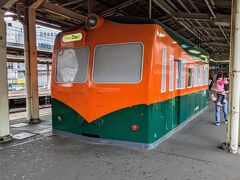 藤沢駅のホームに、電車の外観をしたキオスクを発見。