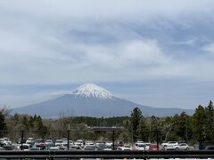 [4月13日]
お天気も悪くないので、ちょっと早起きしてまずは御殿場プレミアムアウトレットへお誕生日プレゼントのバッグを買いに行きました。
富士山が綺麗～
