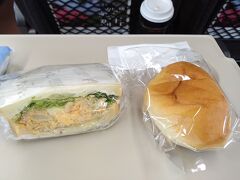 新宿駅で買い込んだパンで朝食です（左はクリームパン）。