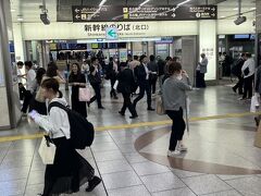 夕方、名古屋駅に到着。改札を通る前に夕飯として、駅弁を購入し、ホームへ。