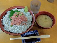 夜になり、しらす丼を食べるとします。富士市内の魚河岸｢丸天｣で、しらす桜えび丼を賞味。ご当地ならではの 丼を堪能です。。
