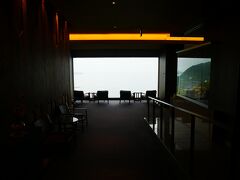 玄関入ると目の前どーんと相模湾！
この奥右手がお食事処、ここは4階でお部屋はこの下になります。