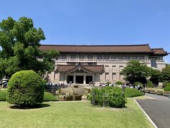 13:00 東京国立博物館
三件目に移動してきました。
国際博物館の日で無料解放されていたこちらの本館。
普段の入館料は1,000円。
以前表慶館には来たことがあったのですが、本館に入るのは初めて。