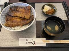 13時15分でEparkから予約しておいたこちらのお店。
有名な一色のうなぎは食べたいけれど、予約しておかないと時間が読めなさすぎる！と予約できるところを探してヒットしたお店です。
予約しといて良かった…
到着時、予約無しのお客さんが50組程待ちと表示されていました。
お腹があまり空いていないという次女だけ二分の一匹ご飯小盛りで、あとの3人は一匹盛り2,600円を注文。