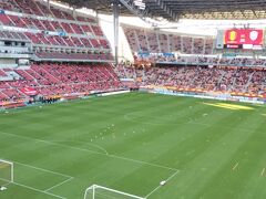 本日は名古屋グランパスとヴィッセル神戸の試合です

初めて豊田スタジアムへ来ましたが、とても見やすいスタジアムですね

神戸のノエビアスタジアムも良く行くのですが、こちらも屋根がありますし、ノエスタのグレードアップ版といった感じです