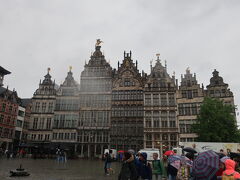 ここでも、広場に面してGuild Housesが立ち並んでいます。