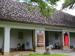 09:40、ホノルル美術館に到着。
後から考えたら、このマラマライン、二時間に一本なのでこのホノルル美術館と次のフォスター植物園、ビショップミュージアムをセットで回るようダイヤが組まれているようです。