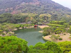 芙蓉峰（ふようほう）から北湖を見晴らすと、背後の紫雲山が栗林公園の重要な借景になっていることが分かります。
