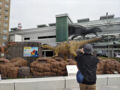 福井駅前に出ると凄いすごい、恐竜だらけ＼(^o^)／