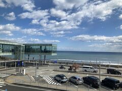 太平洋が一望できる絶景駅です。
ちょこっと飛び出ているところにカフェがあるので、そちらでランチにします。