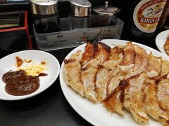 こちらのぎょうざは味が濃いめ。神戸は味噌ダレをつけて食べるのですが、味噌の甘さと相まってちょうどいい味になりますよね。

ひょうたんの隣にお花屋があります。前も買って帰ったことがあるのですが、今回も母の日で花を買って帰ることに。せっかくなので何年経っても楽しめる鉢植えの紫陽花にしました。