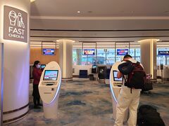 空港到着。Juel 1階のEarly Check-in Loungeへ。こちらでは出発の12時間前から3時間前まで、チェックインの手続きが可能とのことでした。