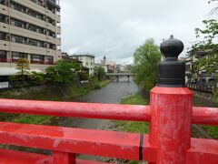 2024年のGWは好天気でした。しかし、翌週は荒れ模様・・・

我々は大阪の自宅を早朝に出発して高山着は午後12時過ぎです。
新幹線はほぼ満席、特急飛騨は3～4割位の乗車率でした。昼食は駅弁で済ませました。

中橋から「本陣平野屋別館」が見えます。昔、我々が泊まった時は本陣平野屋新館でした。1981年です・・　

午後から高山陣屋や　まちの博物館へ行きました。観光地は皆さんの記載が多いので省略させていただきます。
2つの宿の紹介と駐車場などの記載になります・・

GW明けは店舗の臨時休業が多いと予想していましたが、思った以上でこの日、我々は本当に夕食難民になりかけました。

高山は火・水・木・のいずれかを定休日にしている店が多いです。
一覧表を作って用心しましたが、夕食のレストラン探しで 苦労しました。
今回は宿編ですが、続編に飲食店編やショッピング編を入れる予定です。