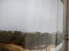 最終日。
初めて曇り。
窓から見えるはずの富士山が見えません。
ここに泊まってずっとこんなだと本当に残念だろうなあ・・・。