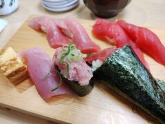 沼津魚がし鮨でランチ。
こちら娘のまぐろづくし。