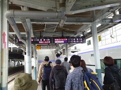 16駅も途中停車駅がある電車でしたが、3時間近くかけて予定時刻に松本に到着。ガイドさんの旗に従って改札を通過し、