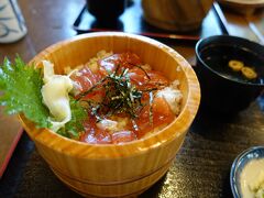 朝ホテルの朝食で伊勢うどんは食したためランチは手こね寿司を。連れはカツかったオ、私はマグロを注文。腹ペコでもありあっという間に完食と相成りました。ごはんの味付けが特によかったです。お値段もお手頃と感じました。
おはらい町を16時に出発し、ホテルで預けた荷物をピックアップ、その後少し駅前の店で土産を購入し、再び名古屋経由で帰路に着きました。二日とも最高の天気に恵まれとても気持ちのいい旅でした。
全て公共機関での移動だったので、車のように自由は利きませんでしたが、ぼんやり車窓の景色を眺めるのもいいもんです。連れも普段できない話もできたし楽しかったと言ってくれました。できれば次回は最低2泊して熊野まで行ってみたいと思いました。