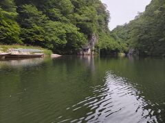 猊鼻渓での舟下り
ほとんど流れのない川で行きは川のぼり
途中は１００mを越す断崖絶壁がそびえます
