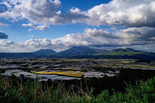 朝５時過ぎに家を出て、阿蘇に向かいます。<br />７時過ぎ、大観峰の下から阿蘇五岳を望みます。<br />左から根子岳1433m,高岳1592m,中岳1506m,,烏帽子岳1337m,杵島岳1326m<br /><br /><br /><br />