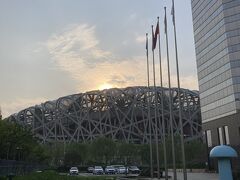 明の十三陵を見学した後、

1時間半くらいかけてバスは北京中心部に戻ってきました。

解散場所は北京オリンピックで使用した鳥の巣の近く

近くに地下鉄駅もないし、バス停も無かったので
ここで最後なのは不満だな・・・