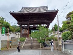 道の突き当たりに仁王門が見えてきました。當麻寺は、推古天皇の時代（612年）に河内の国に創設され、681年に當麻の国見によりこの當麻の地に移されたという古刹です。この仁王門は、1745年建造と當麻寺の建造物の中では、比較的新しい建物です。