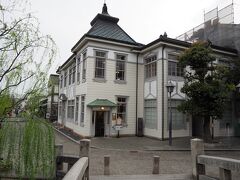 「倉敷館」
この建物は、1917年に倉敷町役場として建てられもので、今は観光案内所になっています
前回、改装中だったから、久しぶりに外観を見ました