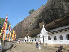 創建以来、シンハラ王朝の庇護の元、5つの石窟からなる国内最大の石窟寺院となっていきました。

各石窟を繋ぐ手前の白い回廊は後付けで作られた物のようです。