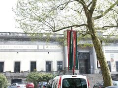 ようやく入り口に到達。
ぐーぐるマップだと建物の左下、西面の南寄りあたりが入り口なのかな。
フツウ、建物の住所として表されるのは入り口の番地を指しているので、複数の道路に面していてもどこが入り口か分かりやすいんですけど、ここは公園だからなあ。