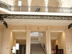 入り口で常設展の入場料5ユーロを払って中へ。
もらってきた日本語(！)の案内によると、ここはサンカントネール公園博物館(王立美術歴史博物館)という名前。
イメージとしては、上野の東京国立博物館かな。そこが上野公園博物館と呼ばれている感じか。ふむふむ