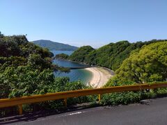 「はなぐり海水浴場」が見えてきました。
山口県の県道のガードレールの色は黄色（夏みかんの色）です。