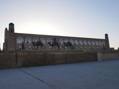 西門のすぐ近くにはメドレセを改装したオリエントスターホテルになっている。
4つ星だけどお手頃価格で宿泊も検討したけど駅からちょっと遠い、という点と駅に近い東門近くに同じくメドレセを改装したホテルを見つけた今回宿泊のホテルを見つけたので結局泊らず。
ちょっと中も見てみたいなぁ、と思ったけど中に入れるのは宿泊客のみで入れず…。