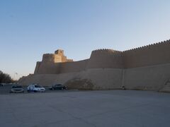 イチャンカラは城壁に囲まれていてこの城壁がなかなか立派。
修復はしているんだろうけどここまで城壁が残っているのはすごいと思う。